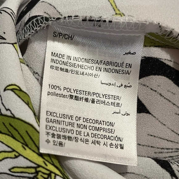 Alfani Off the Shoulder Sleeve Blouse. Size Small. Front Center V keyhole. - Picture 5 of 6